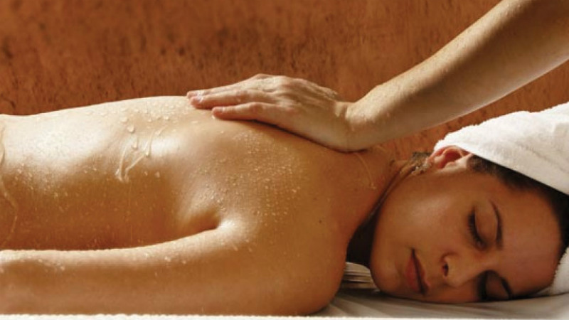 Share 70 minutes in a world of Ayurvedic bliss as you unwind, detoxify and rejuvenate with your someone special.